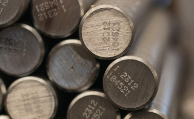 Tool steel for plastic moulding